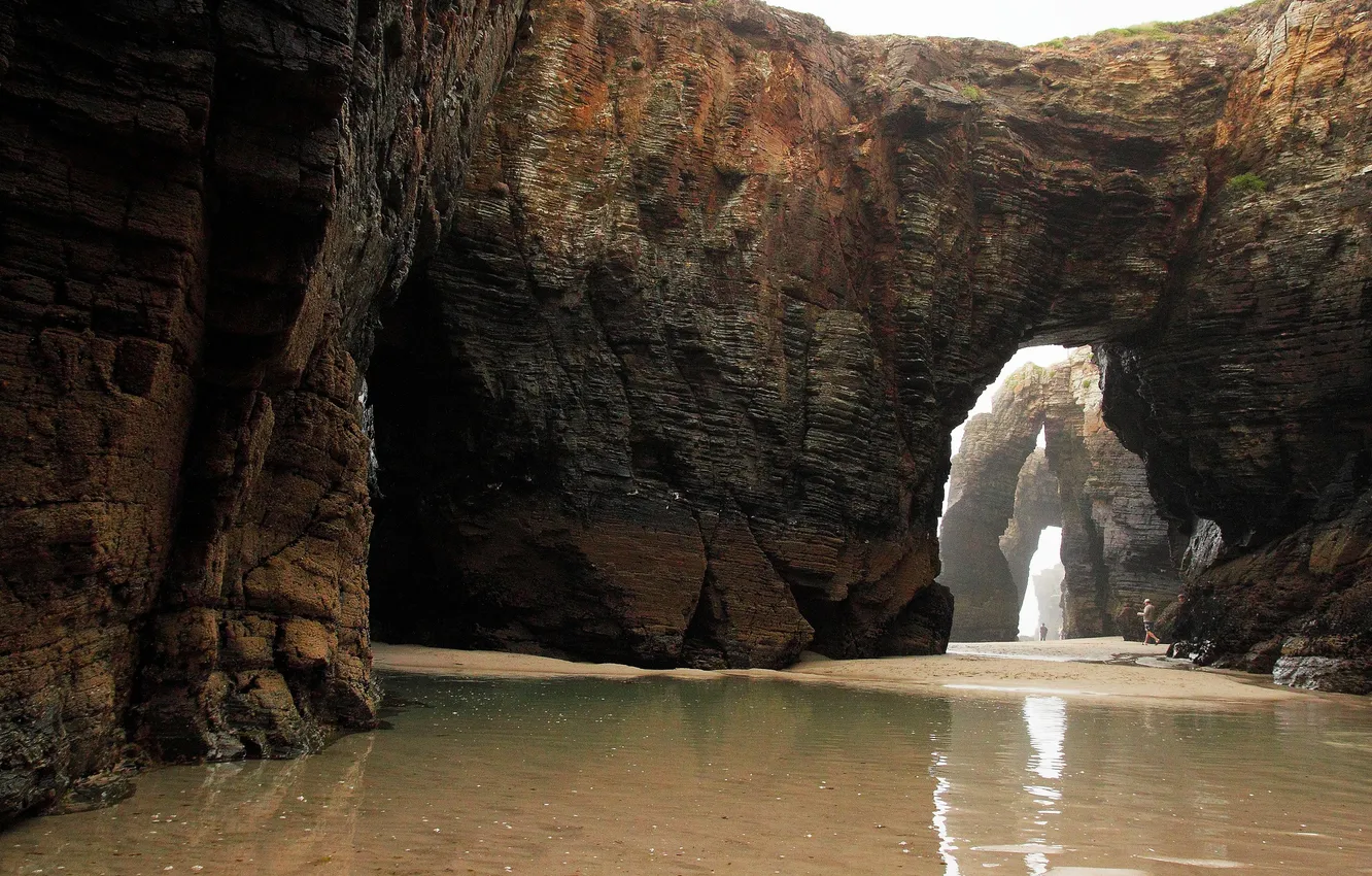 Фото обои камни, люди, Испания, лабиринты, Playa Las Catedrales, Галисия