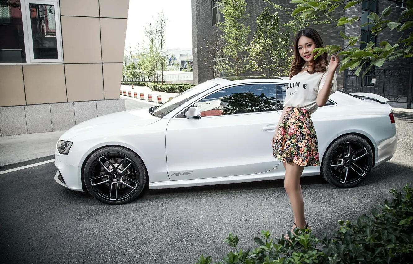 Фото обои зелень, взгляд, деревья, Audi, Девушки, азиатка, красивая девушка, белый авто