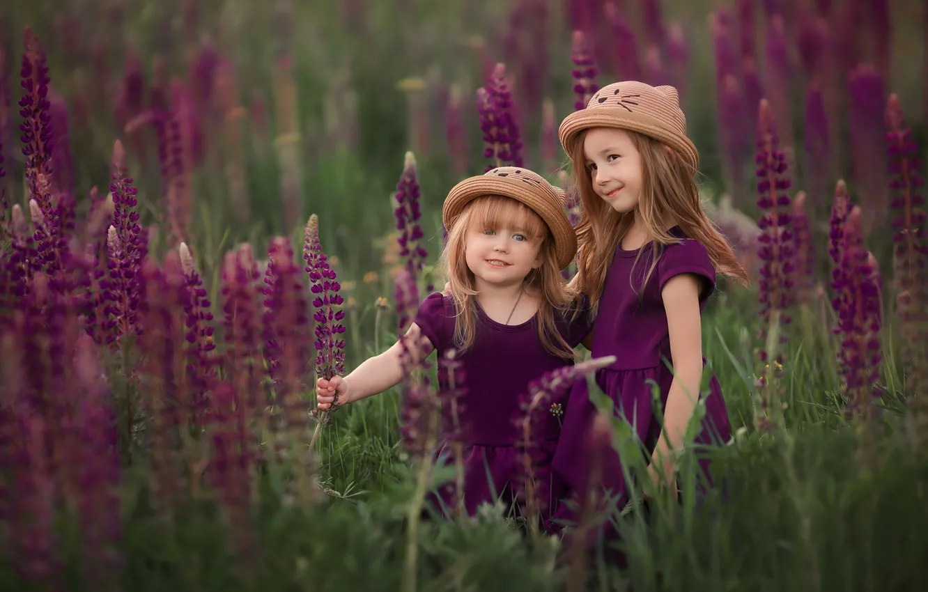 Фото обои цветы, дети, настроение, девочки, луг, шляпки, люпины, две девочки