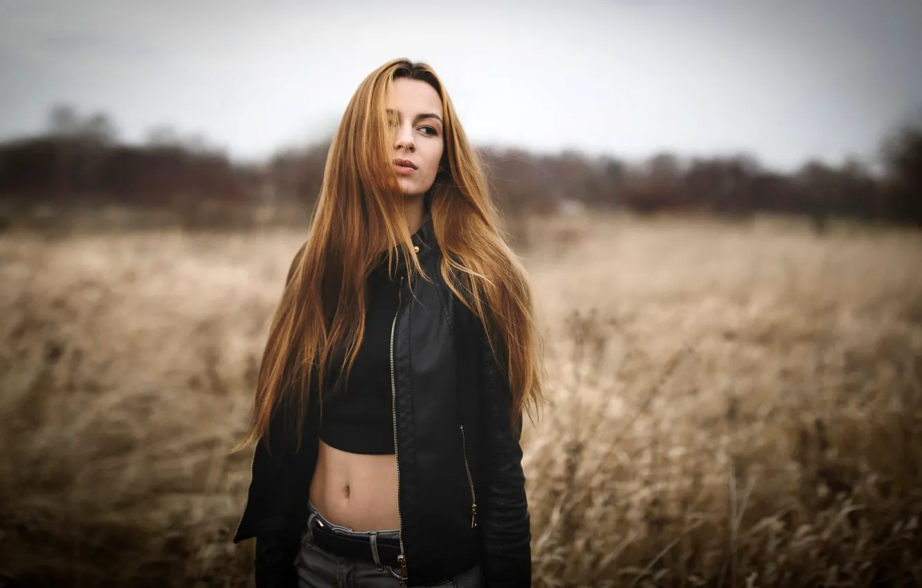 Фото обои поле, девушка, поза, модель, портрет, джинсы, макияж, куртка