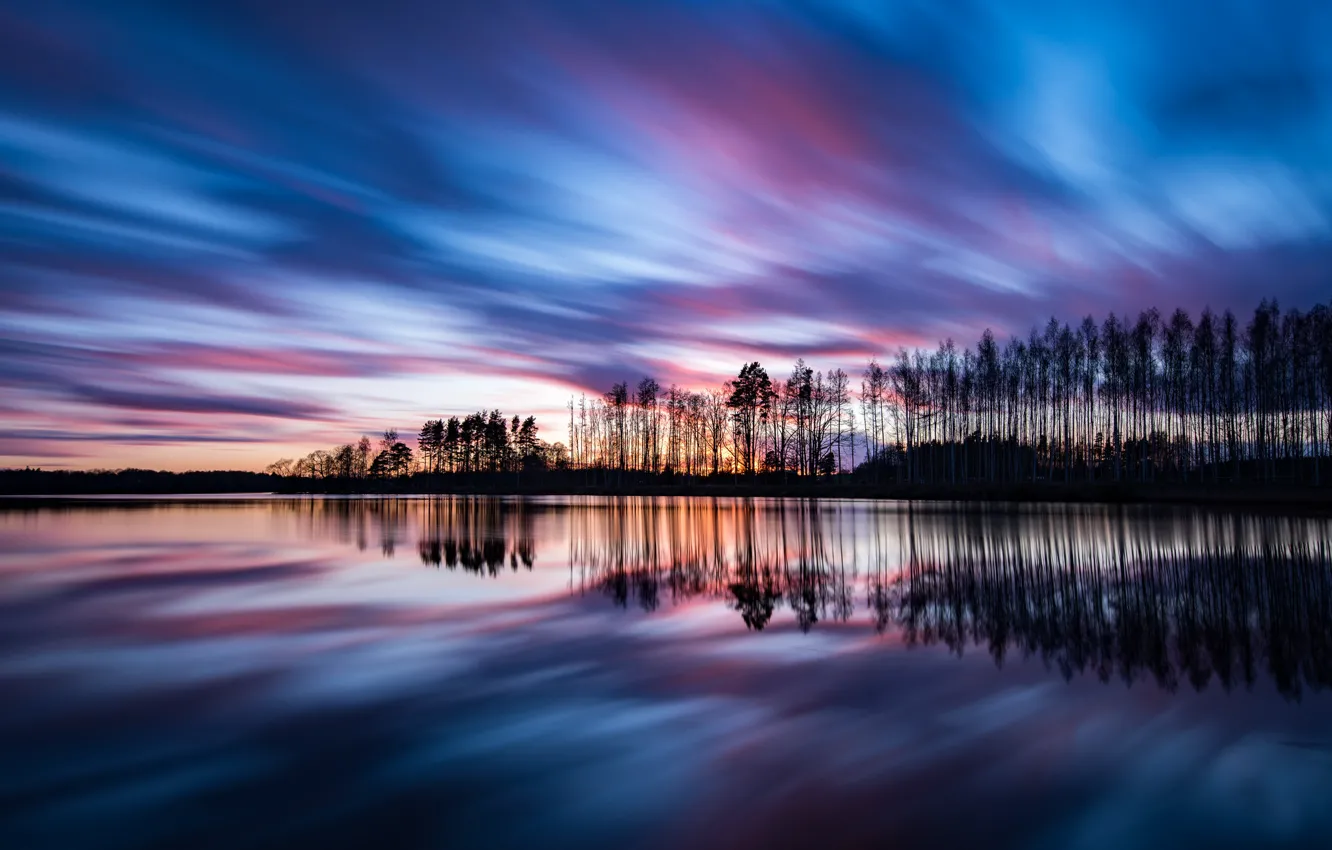 Фото обои небо, облака, деревья, закат, отражение, берег, вечер, Швеция