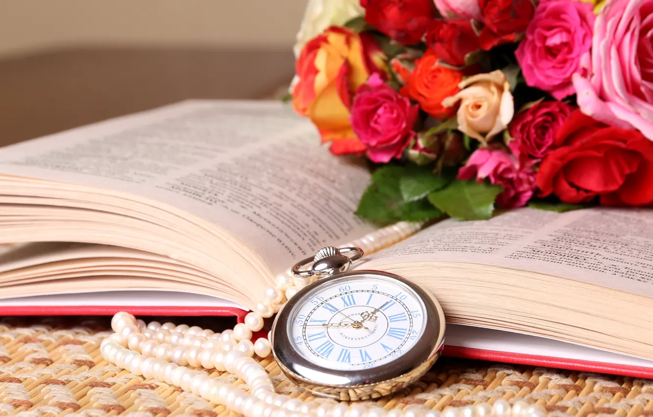 Фото обои часы, розы, букет, ожерелье, книга