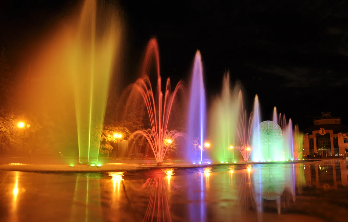 Фото обои вода, ночь, фонари, фонтан