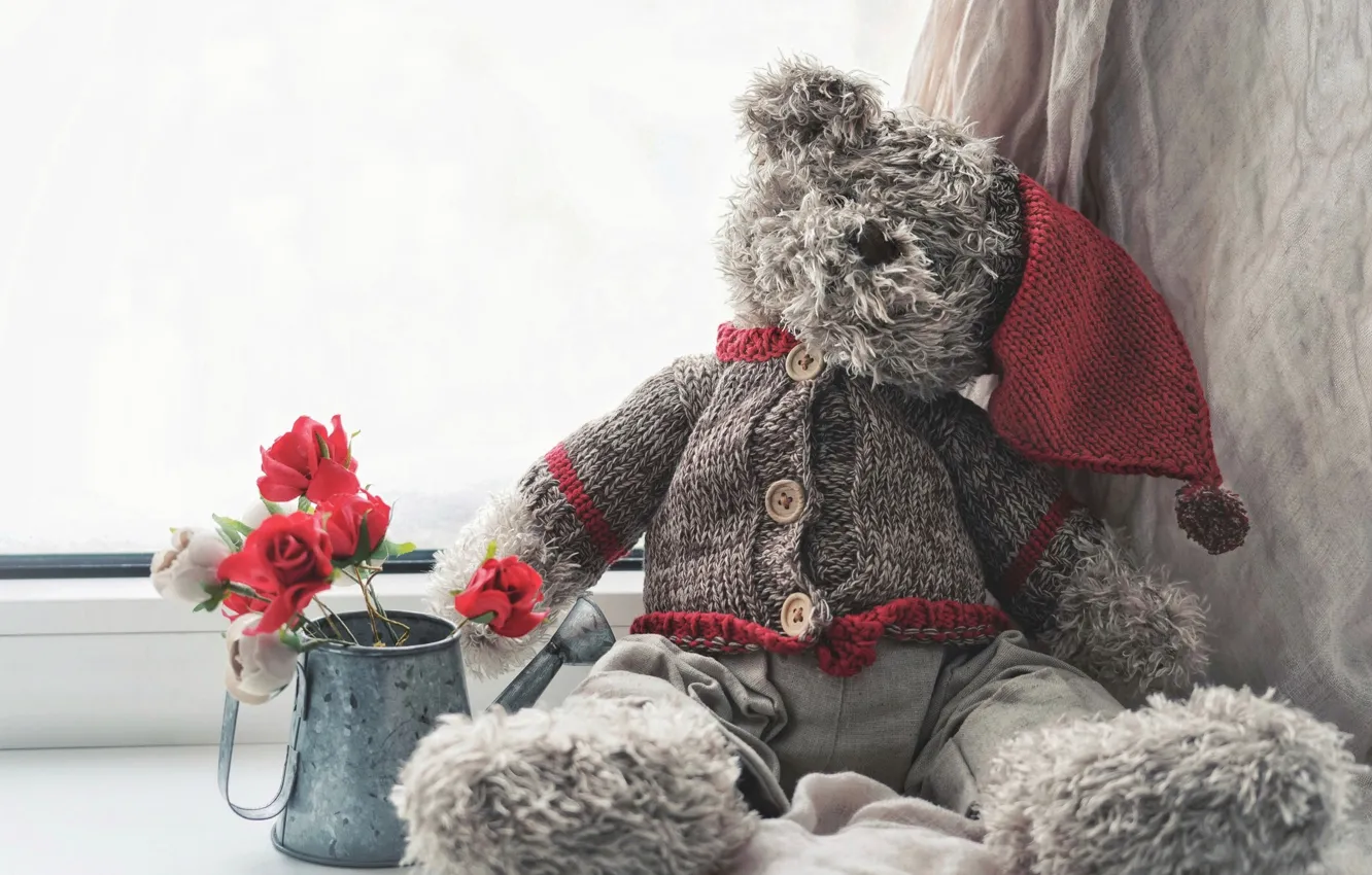 Фото обои цветы, настроение, игрушка, розы, медведь, окно, лейка, медвежонок