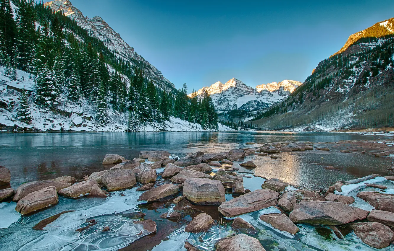 Фото обои снег, горы, озеро, камни, склон