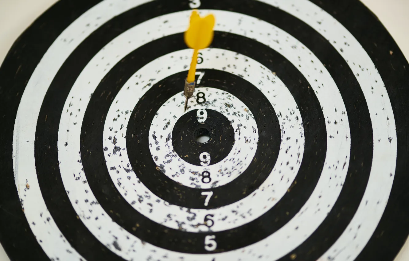 Фото обои yellow, board, dart, holes