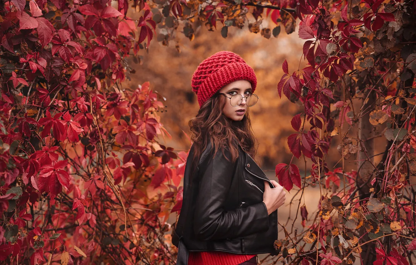 Фото обои девушка, nature, leaves, model, brunette, plants, black jacket, outdoors