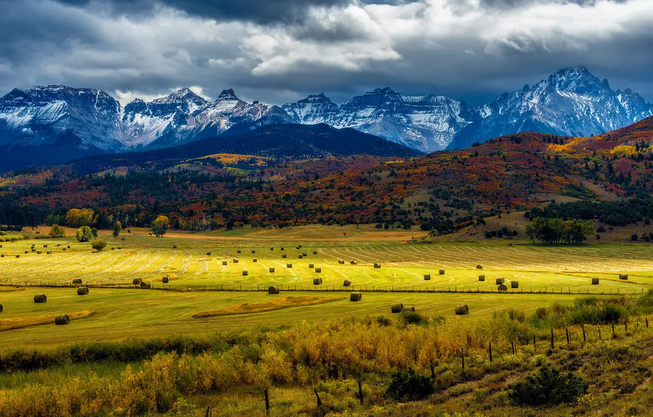 Фото обои mountains, countryside, farm, cloudy, hay, bales, peaks, farmland