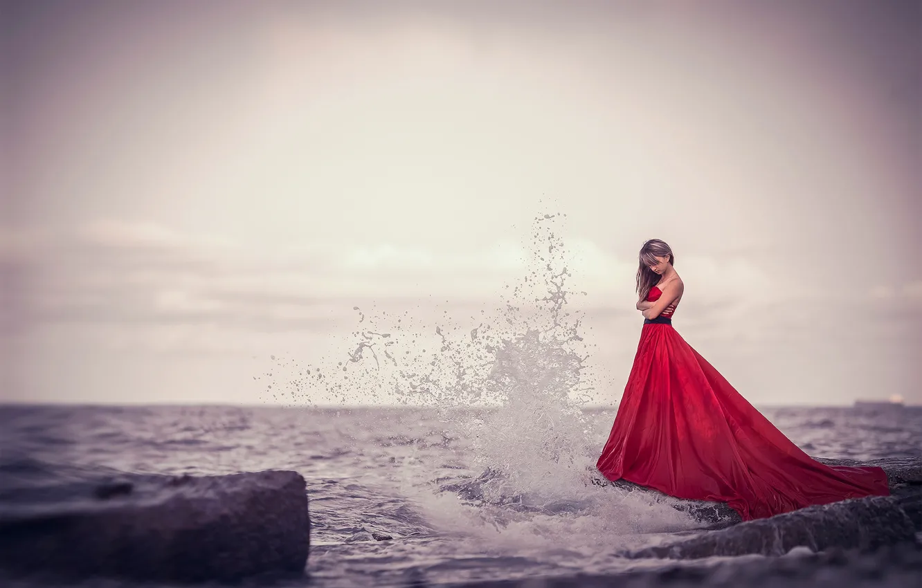 Фото обои брызги, волна, прибой, красное платье, Girl at the sea