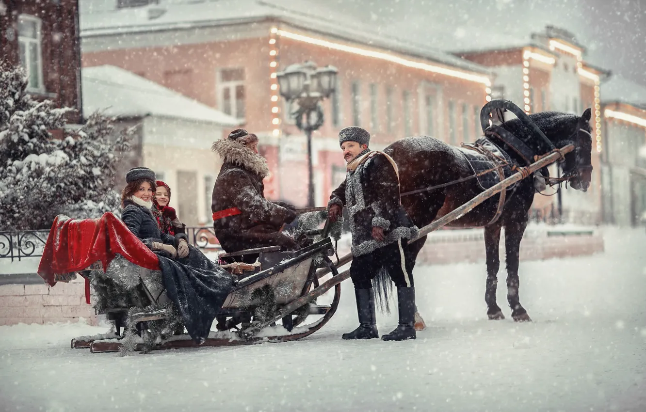 Фото обои зима, женщины, снег, люди, улица, лошадь, фонарь, сани