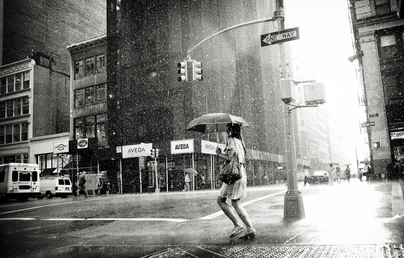 Фото обои девушка, city, город, одиночество, дождь, пасмурно, женщина, черно-белое
