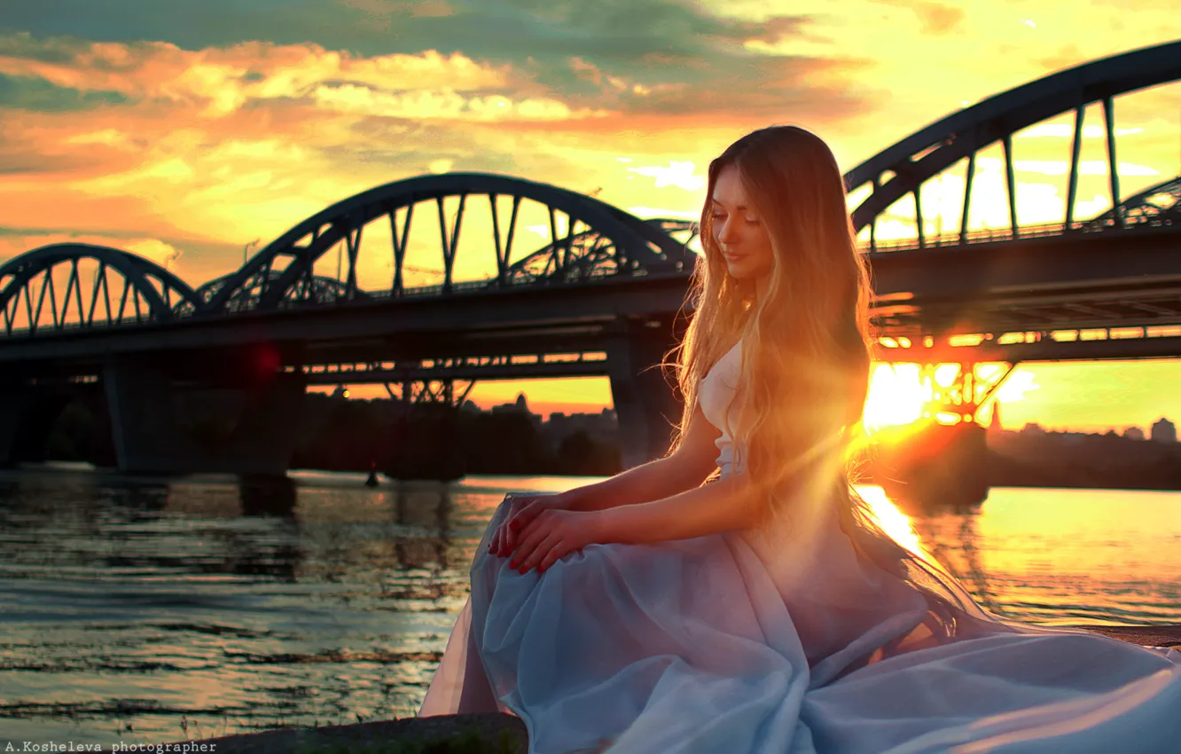 Фото обои закат, мост, поза, улыбка, река, настроение, юбка, Девушка