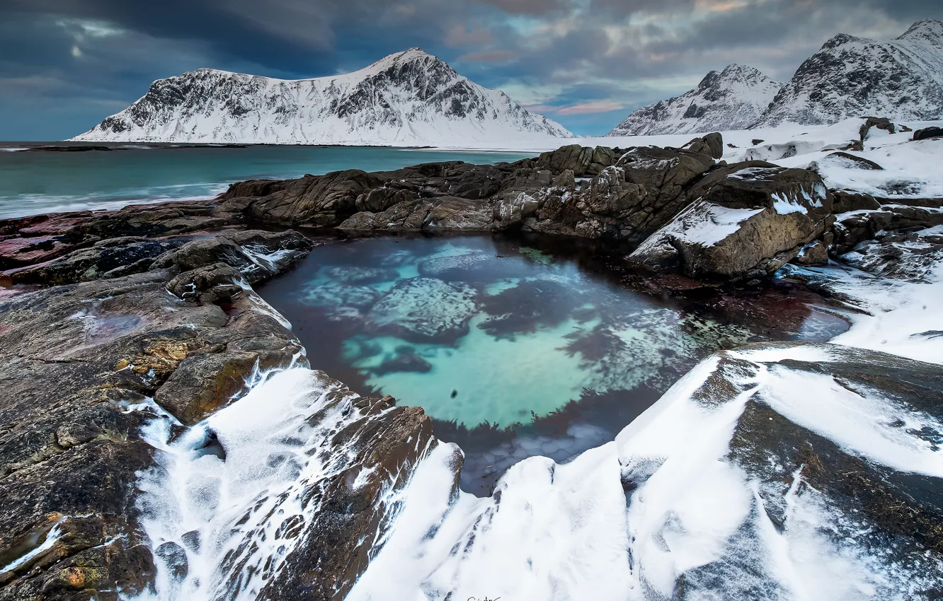 Фото обои зима, снег, горы, камни, скалы, берег, Исландия, водоем