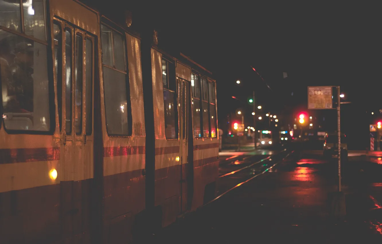 Фото обои ночь, город, транспорт, рельсы, светофор, трамвай, петербург