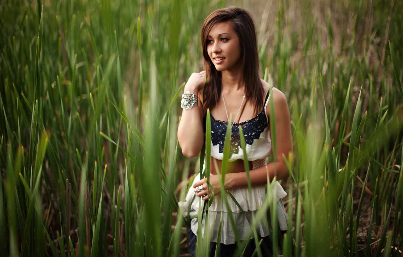 Фото обои трава, девушка, природа, лицо, улыбка, фон, обои, шатенка