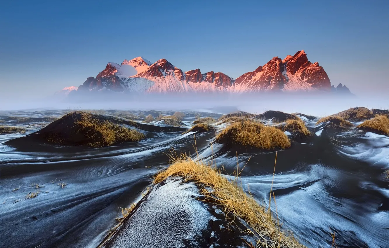 Фото обои небо, трава, горы, туман, утро, дымка, Исландия, Vestrahorn