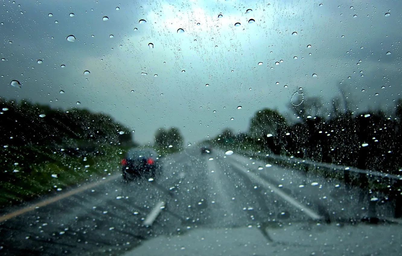 Фото обои дорога, стекло, капли, макро, машины, дождь, капот