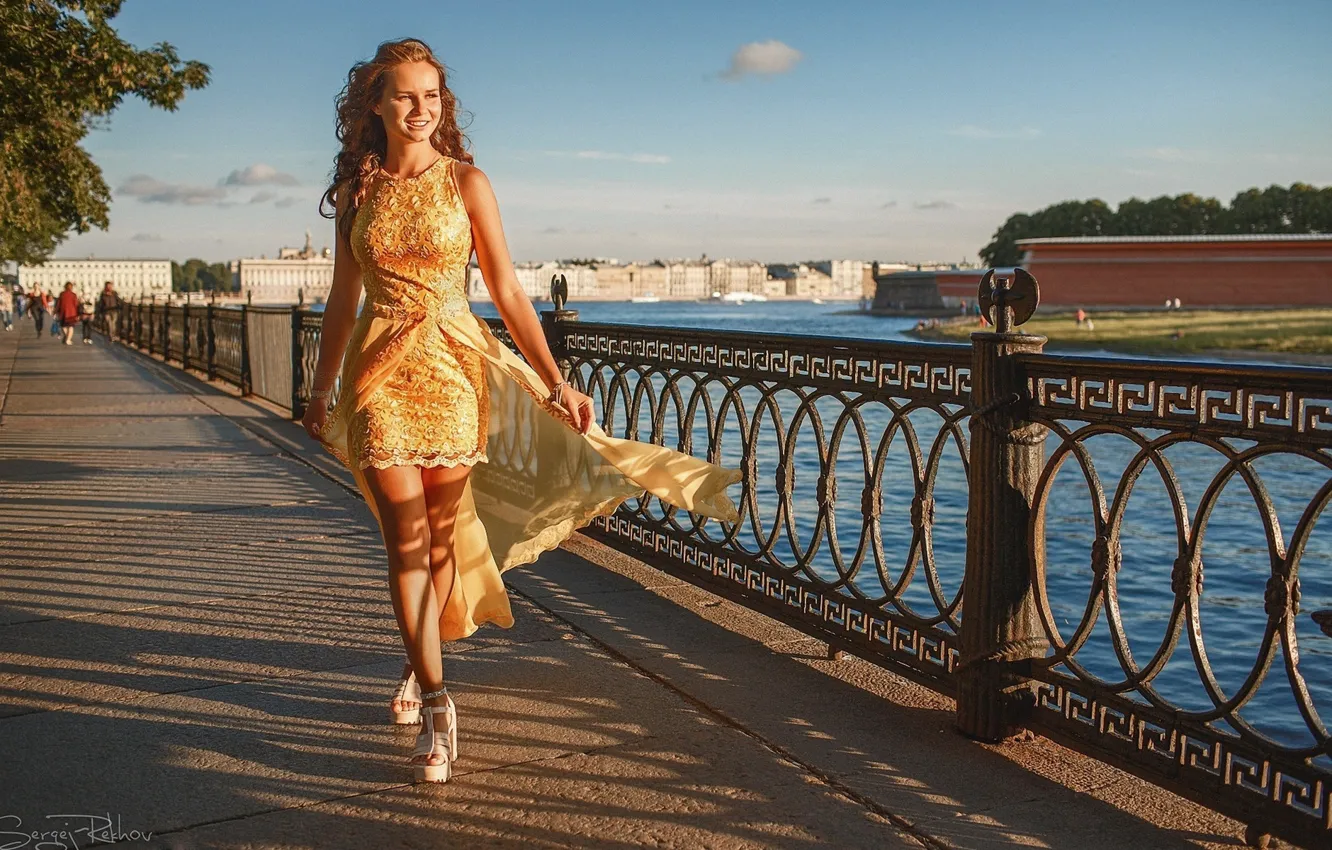 Фото обои лето, девушка, солнце, закат, город, поза, улыбка, река