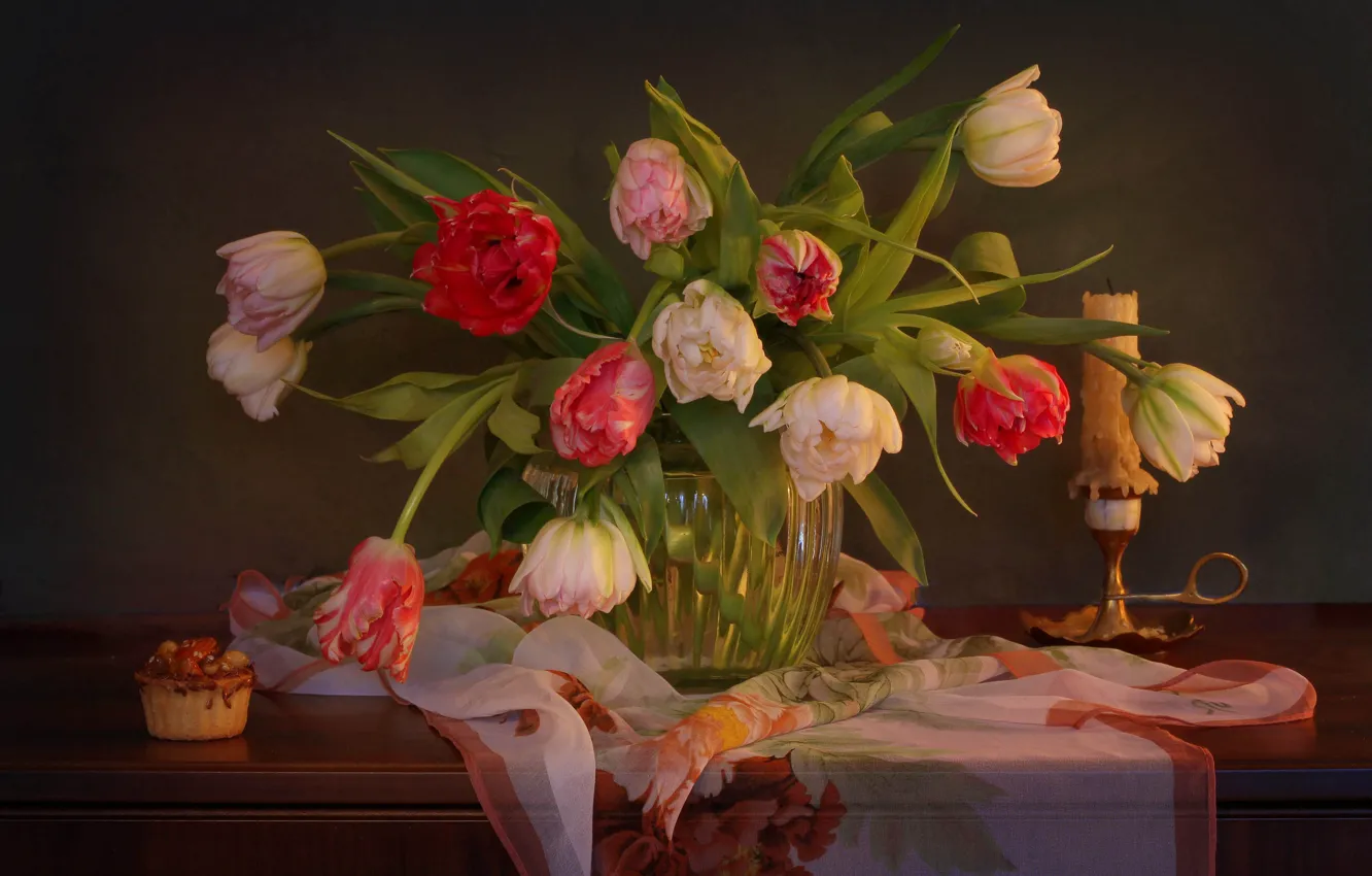 Фото обои цветы, свеча, тюльпаны, ваза, пирожное, платок