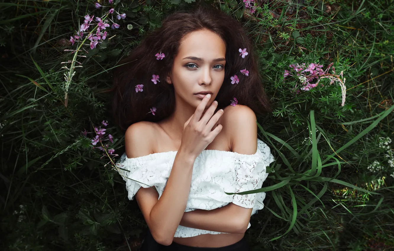 Фото обои трава, взгляд, девушка, цветы, лицо, настроение, рука, портрет