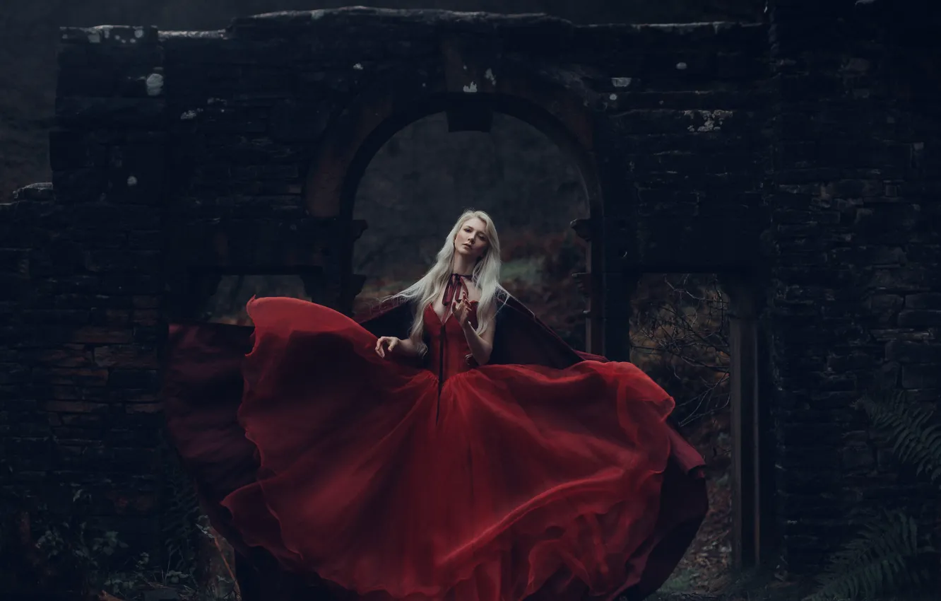 Фото обои девушка, развалины, красное платье, принцесса, Maria Amanda, Adam Bird, Snow White's Reign