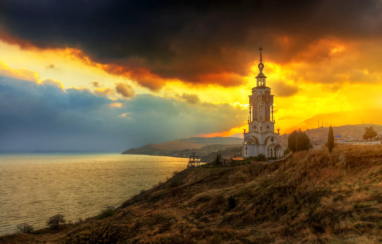 Фото обои море, берег, маяк, холм, храм, Крым