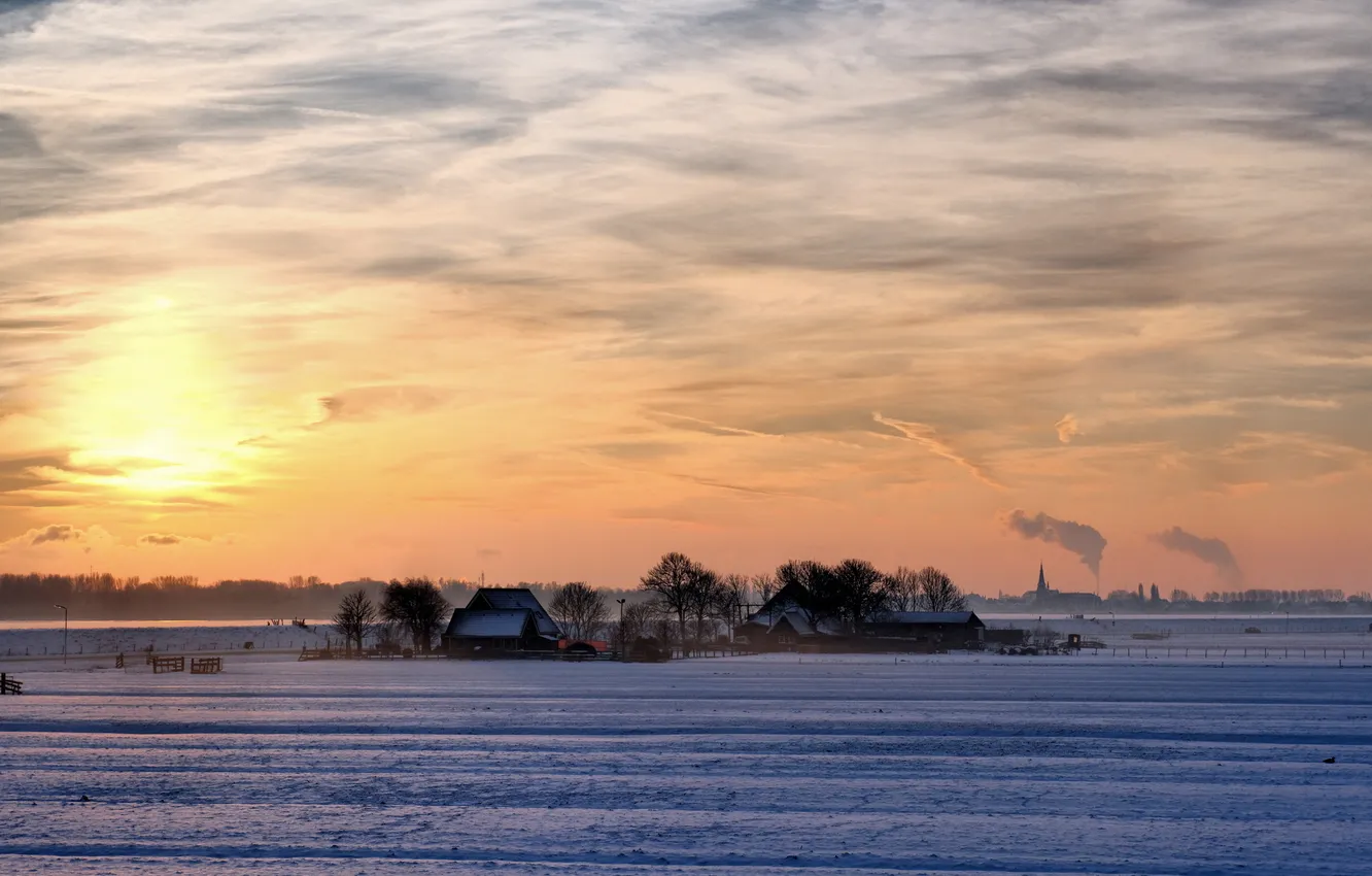 Фото обои зима, поле, пейзаж, закат, дома