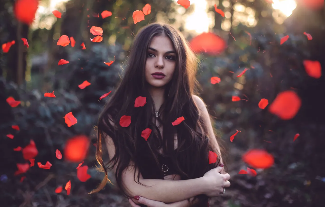 Фото обои девушка, лепестки, губки, David Olkarny, Flower power
