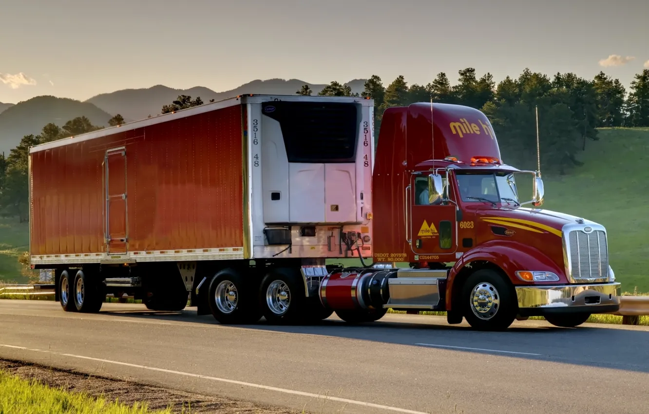 Фото обои дорога, горы, грузовик, truck, тягач, трак, Peterbilt, Петерблит