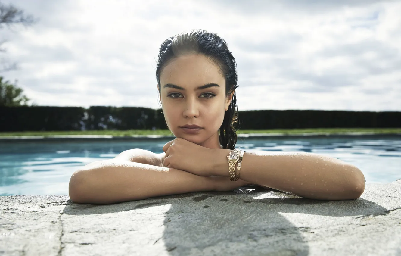 Фото обои взгляд, поза, модель, часы, бассейн, актриса, Кортни Итон, Courtney Eaton