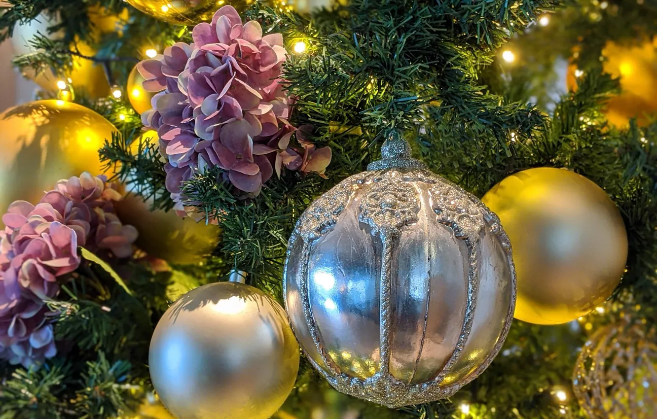 Фото обои шарики, цветы, шары, Рождество, Новый год, ёлка, гортензия