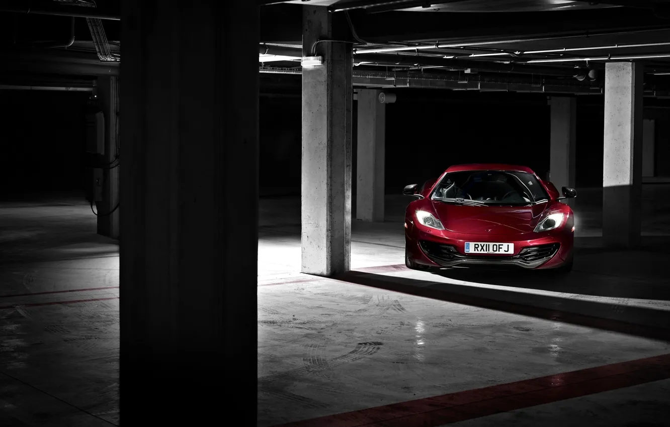 Фото обои красный, темнота, McLaren, гараж, колонны, суперкар, полумрак, MP4-12C