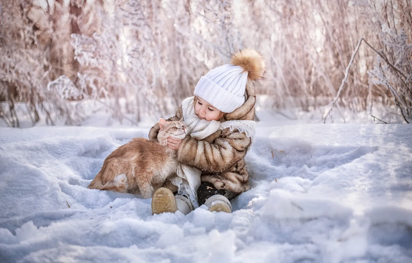 Фото обои зима, кот, снег, шапка, девочка