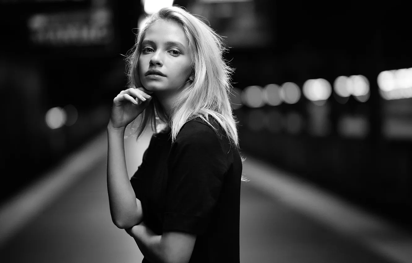 Фото обои взгляд, девушка, поза, фон, модель, портрет, руки, макияж