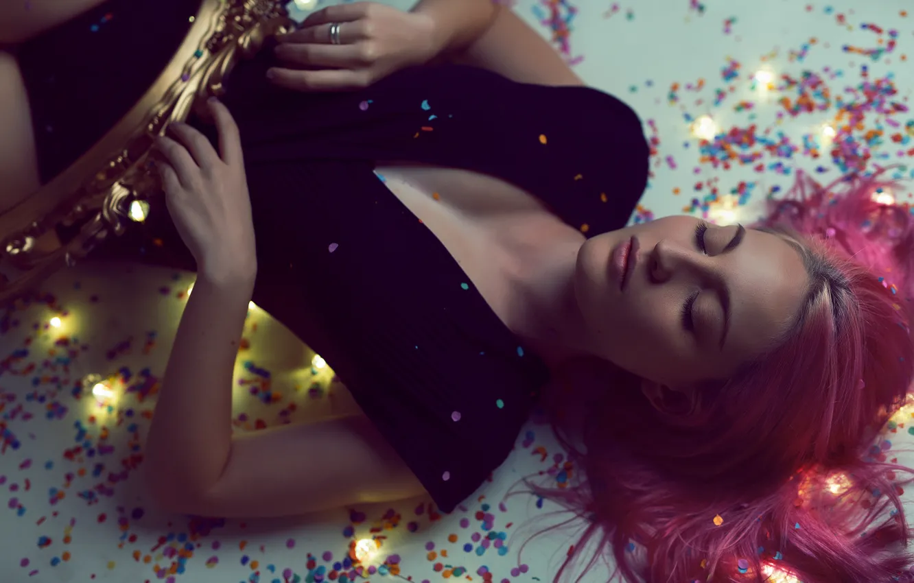 Фото обои девушка, лицо, огни, фон, волосы, цвет, фигура, лежит