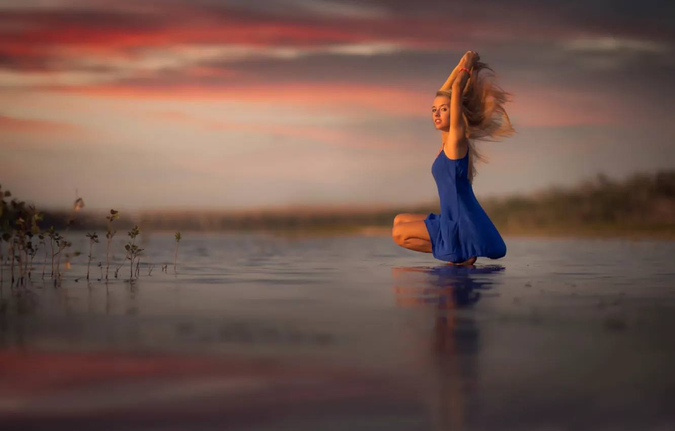 Фото обои вода, девушка, закат, отражение, платье, Fire Lilly