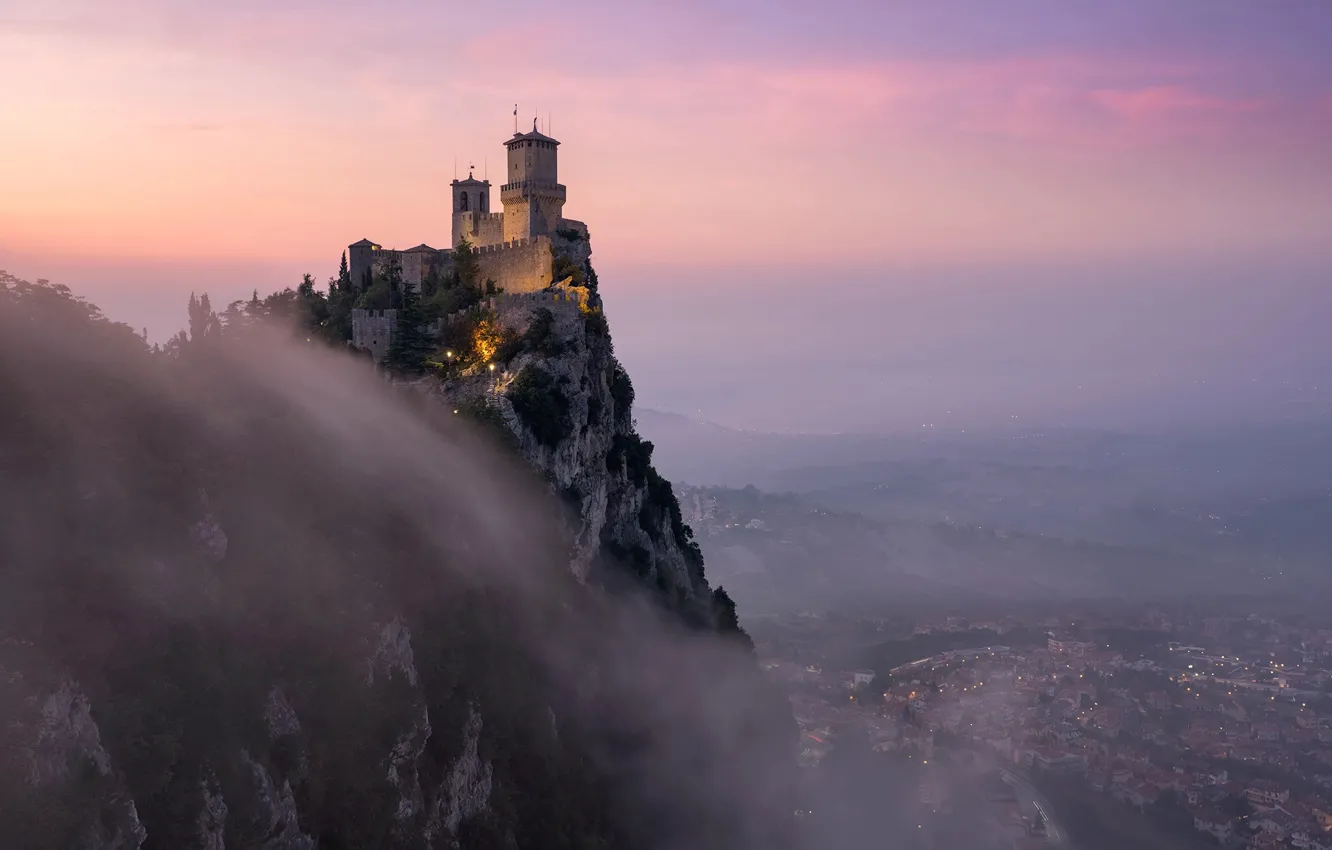 Фото обои туман, скала, замок, утро, на краю