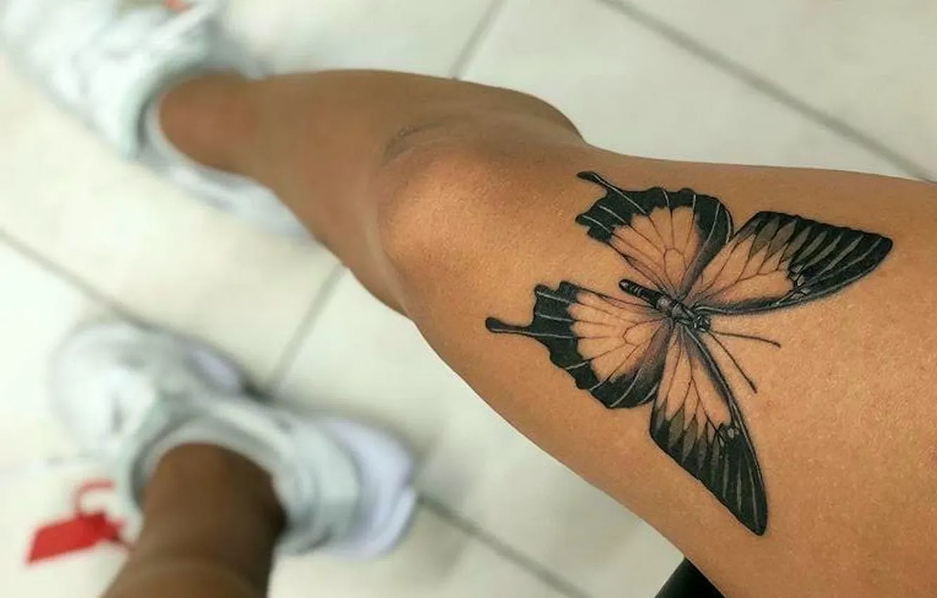 Фото обои девушка, тату, кроссовки, тату бабочка, стройные ножки, татуировка на ногах