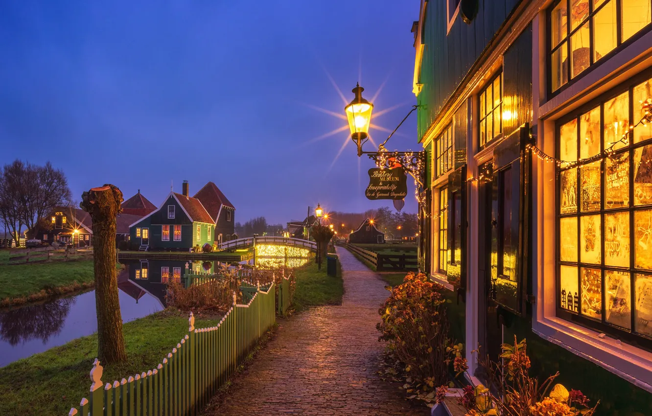 Фото обои забор, дома, вечер, деревня, фонарь, канал, домики, Нидерланды
