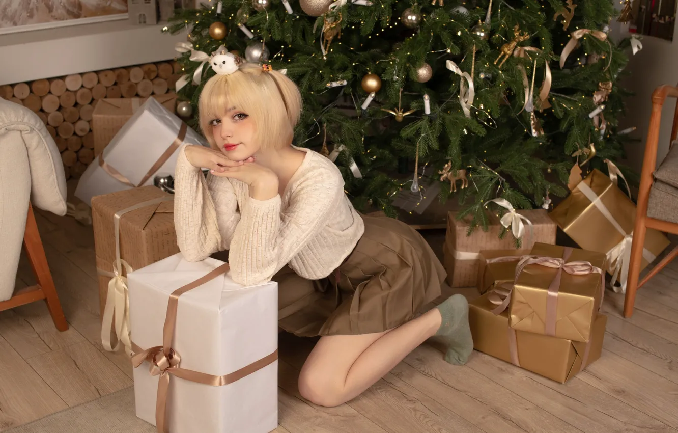 Фото обои model, women, blonde, Christmas tree, indoors, Christmas women, bob hairstyle, Karina Salakhutdinova
