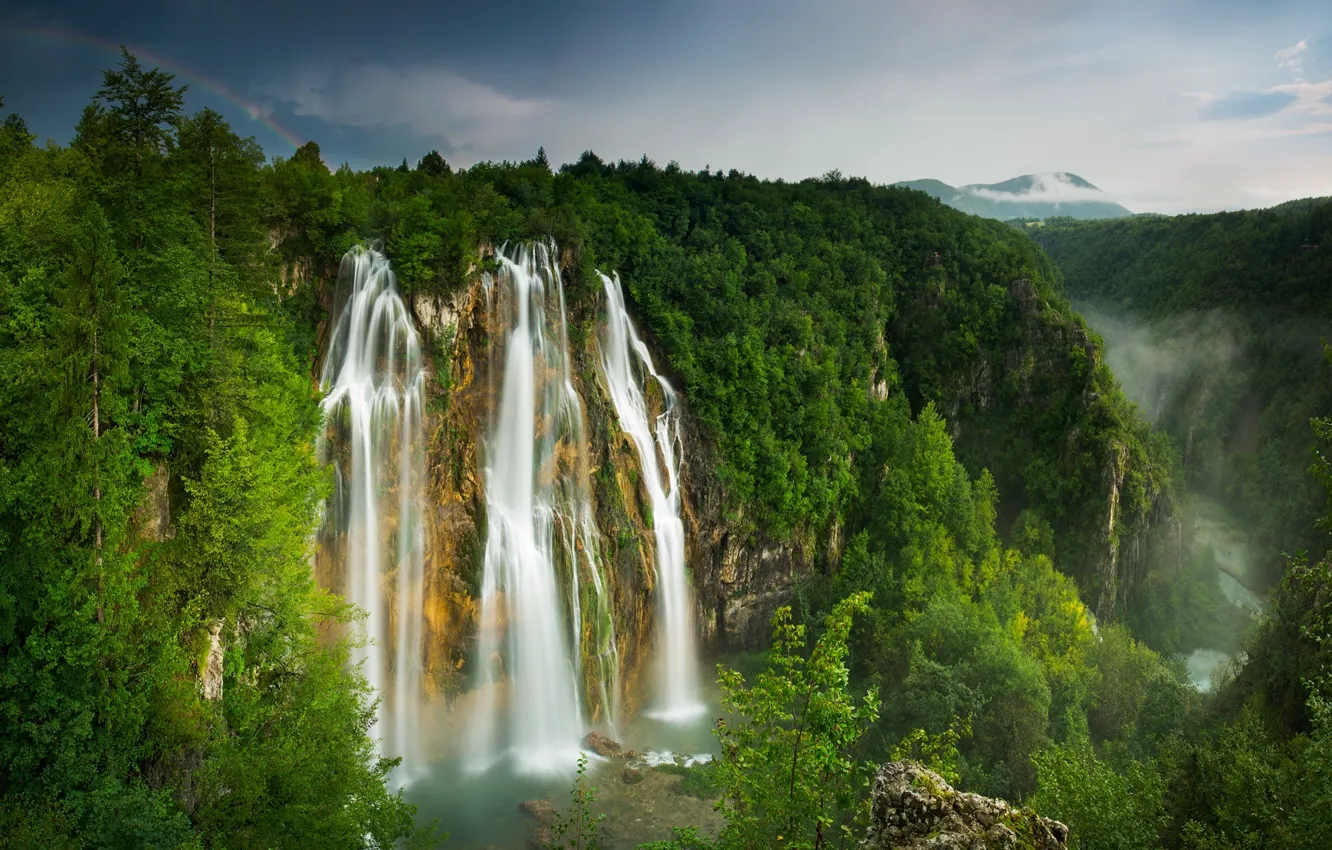 Фото обои лес, горы, река, водопад, радуга, ущелье