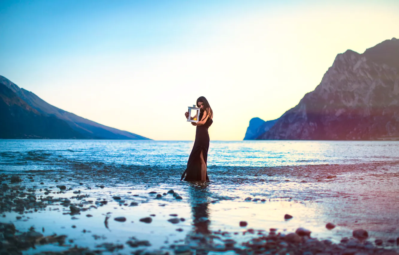 Фото обои девушка, горы, озеро, скалы, свеча