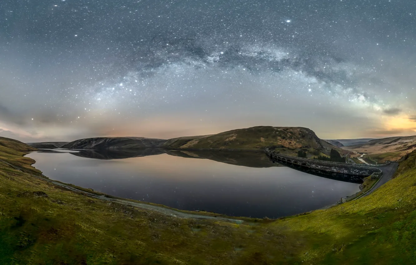 Фото обои небо, река, звёзды, долина, плотина, млечный путь, Milky Way, Wales
