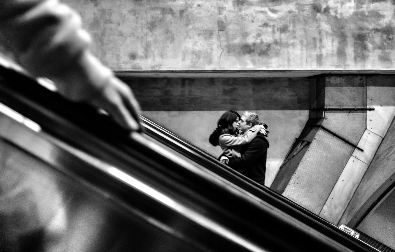 Фото обои love, couple, hand, subway, person