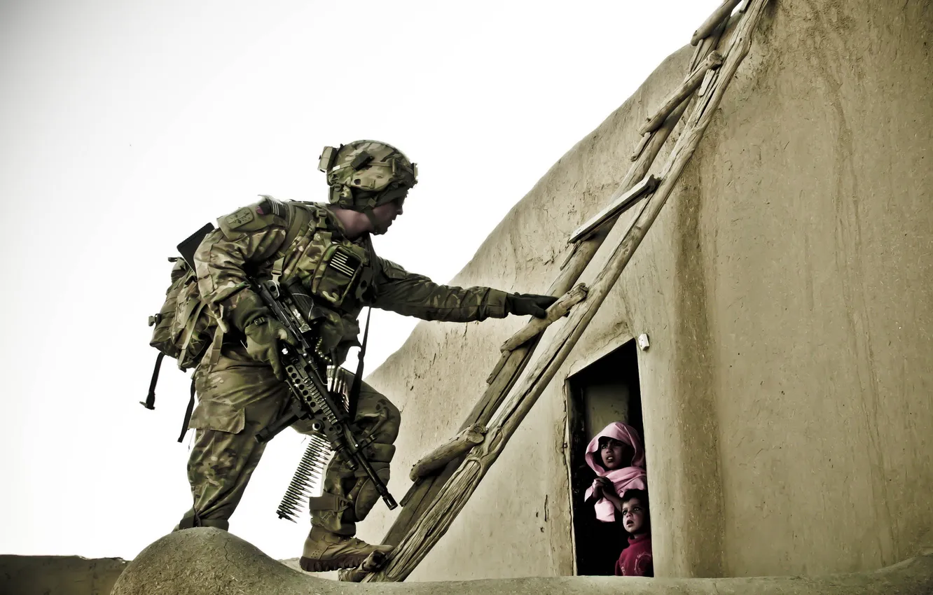 Фото обои дом, солдат, лестница