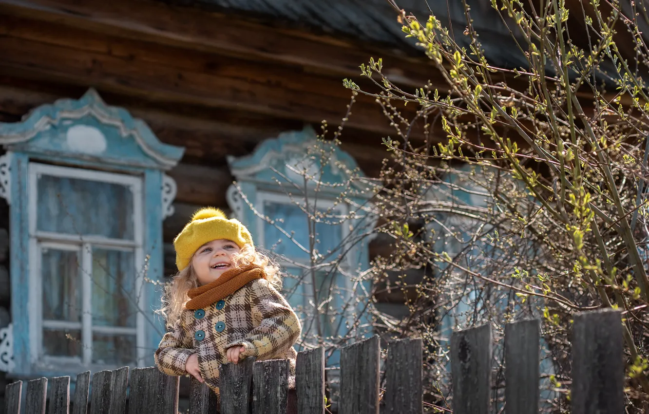 Фото обои радость, дом, забор, весна, девочка, малышка, ребёнок, Татьяна Козлова