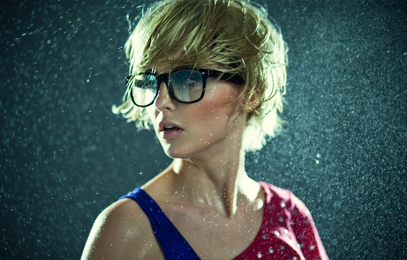 Фото обои девушка, капли, макро, дождь, мокрая, блондинка, в очках, росинки
