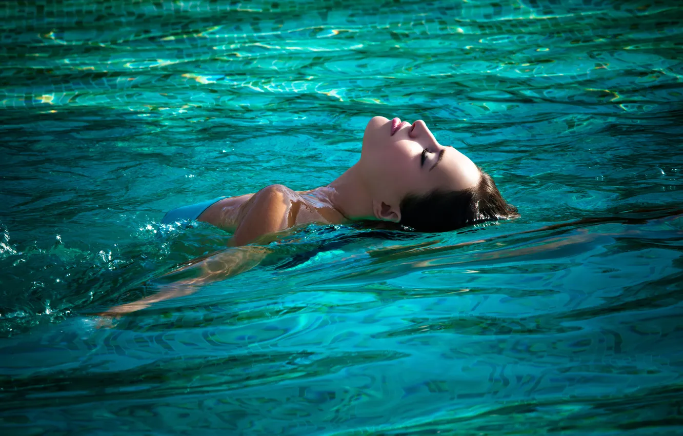 Фото обои купальник, девушка, волосы, бассейн, макияж, губы, профиль, плавает