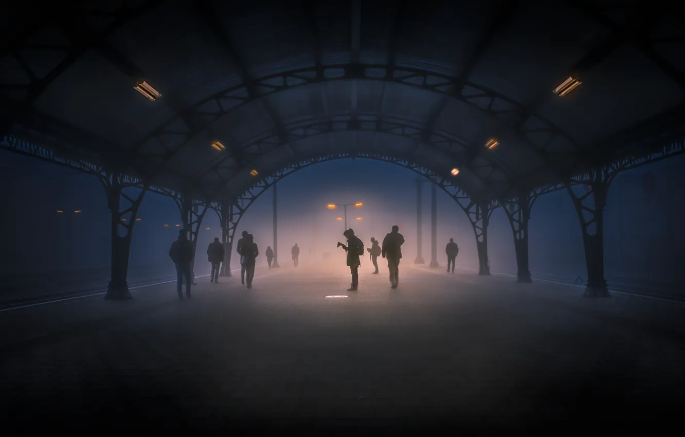 Фото обои свет, туман, люди, станция, фонарь, Тишина, меланхолия
