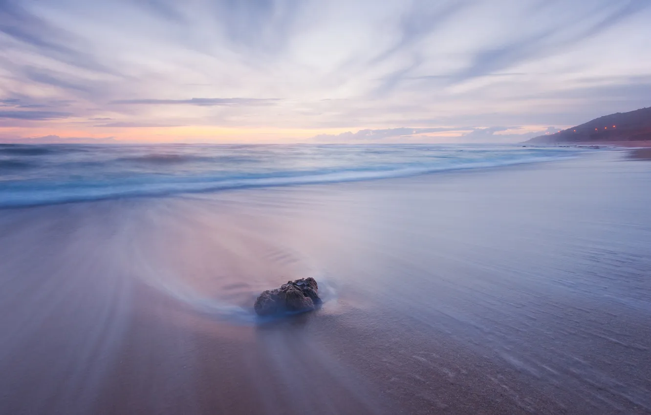 Фото обои песок, море, пляж, берег, камень, утро